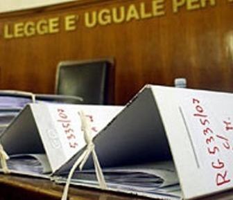 «I soldi o vi brucio la casa»: a processo un giovane di Castelnuovo Rangone