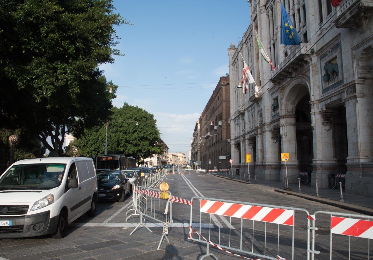 Transenne in via Roma davanti al Municipio (foto Mario Rosas)