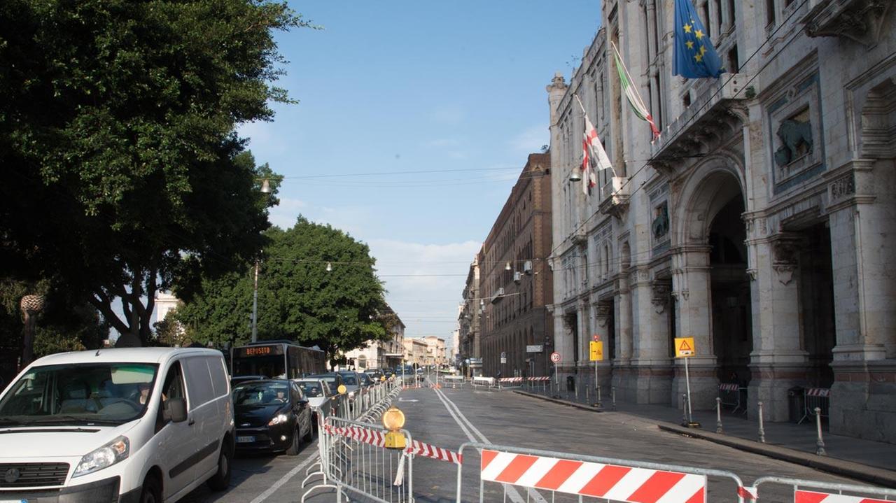 Transenne in via Roma davanti al Municipio (foto Mario Rosas)