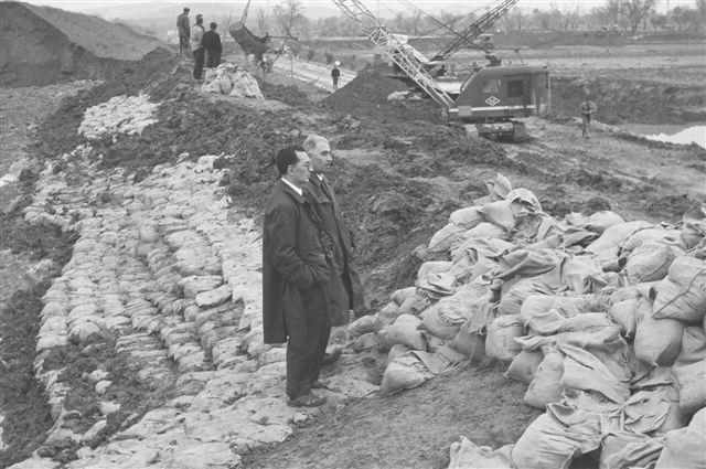 Alluvione, i lavori sull'argine rotto (foto archivio Polizia di Stato) 