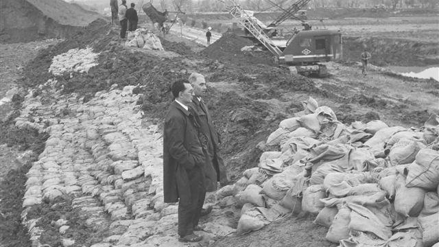 Alluvione, i lavori sull'argine rotto (foto archivio Polizia di Stato)