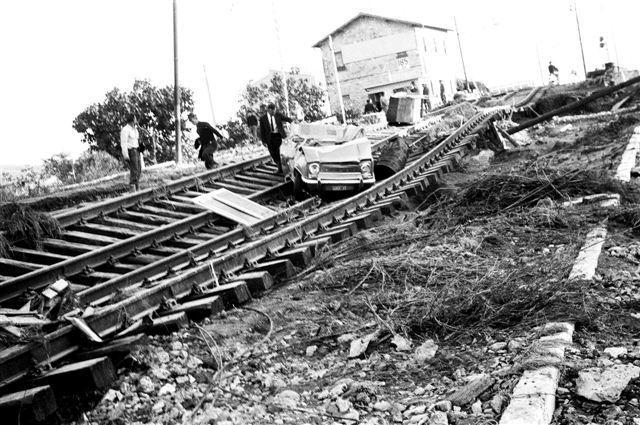 I binari stravolti dalla furia dell'acqua (foto archivio Polizia di Stato) 