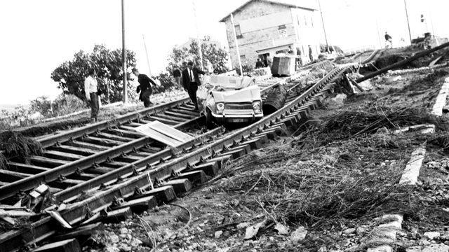 I binari stravolti dalla furia dell'acqua (foto archivio Polizia di Stato)