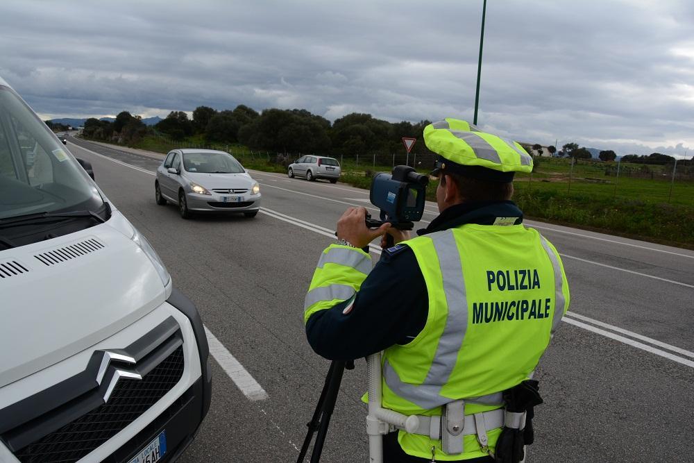 I controlli di velocità della polizia locale con il telelaser