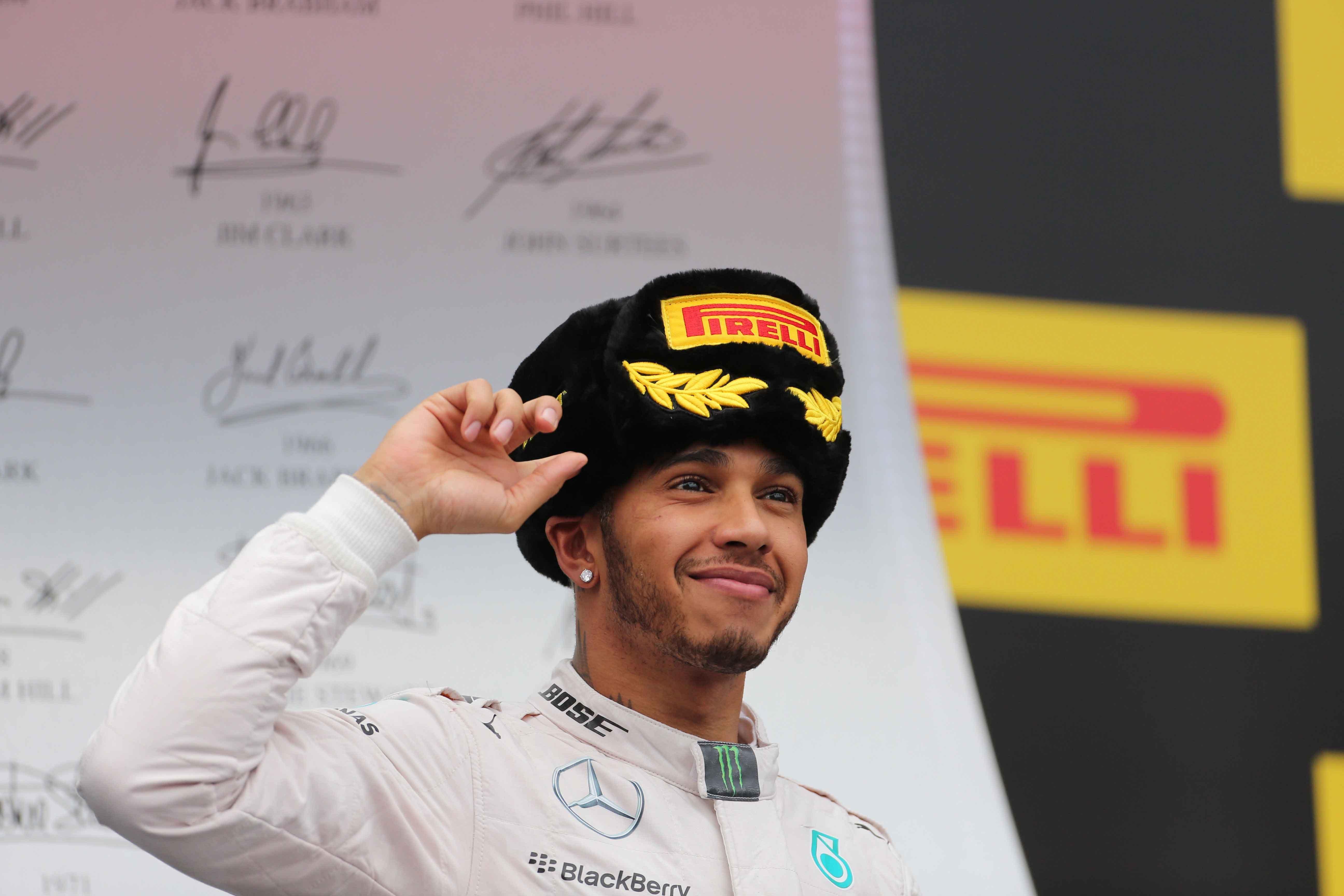 Lewis Hamilton attacca Schumacher. I ferraristi replicano: "Accenda il cervello prima di parlare"