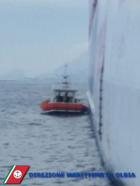 Olbia, si getta in mare all'Isola Bianca: salvato