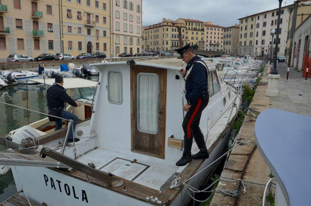 I carabinieri su una delle barche danneggiate dal quindicenne
