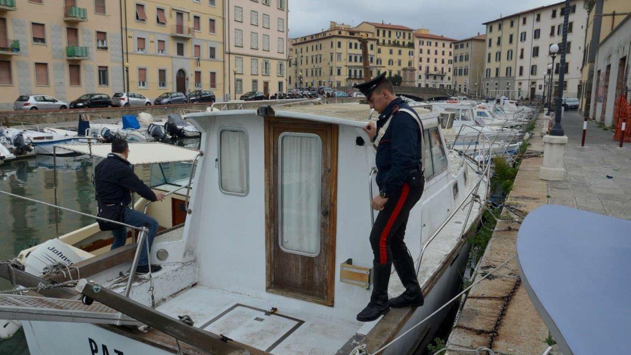 I carabinieri su una delle barche danneggiate dal quindicenne