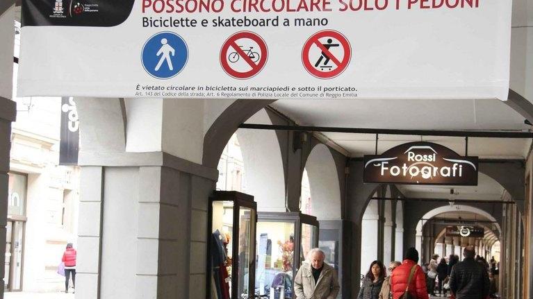 Mega cartelli sotto i portici per ciclisti indisciplinati
