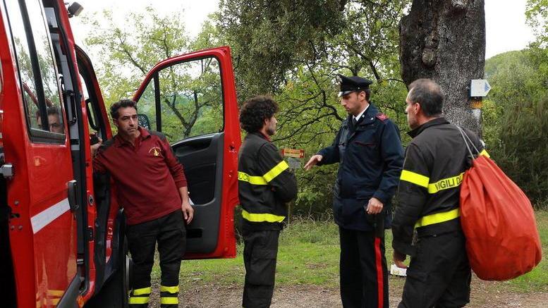 Cade dopo essersi perso nel bosco, salvato