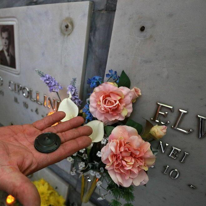 Parti metalliche che reggono le tombe rubate nel cimitero di Sovigliana 