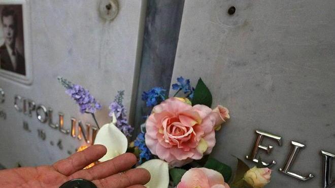 Parti metalliche che reggono le tombe rubate nel cimitero di Sovigliana
