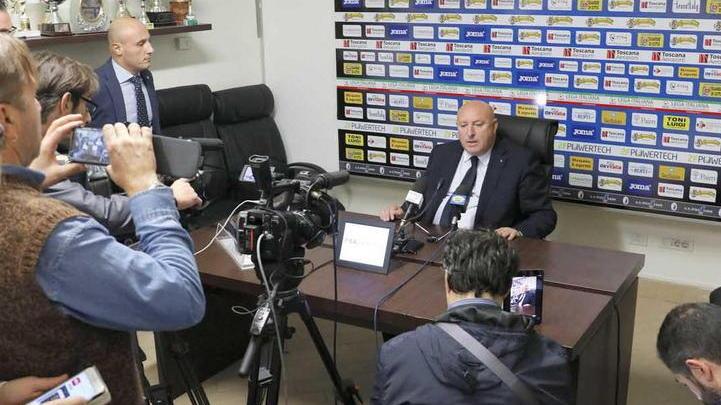 Lucchesi: «Battini, firma il bilancio»