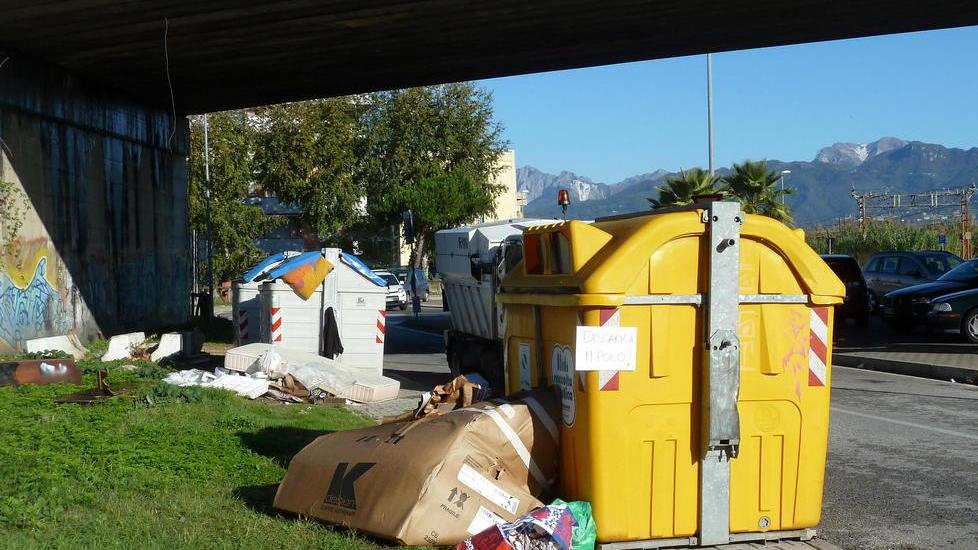 Discarica sotto il cavalcavia Barsacchi