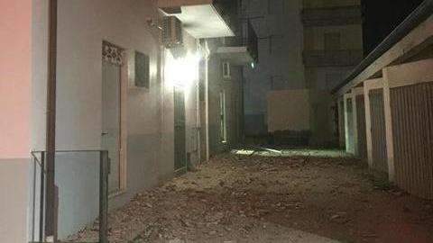 Cede un cornicione, i pezzi in strada