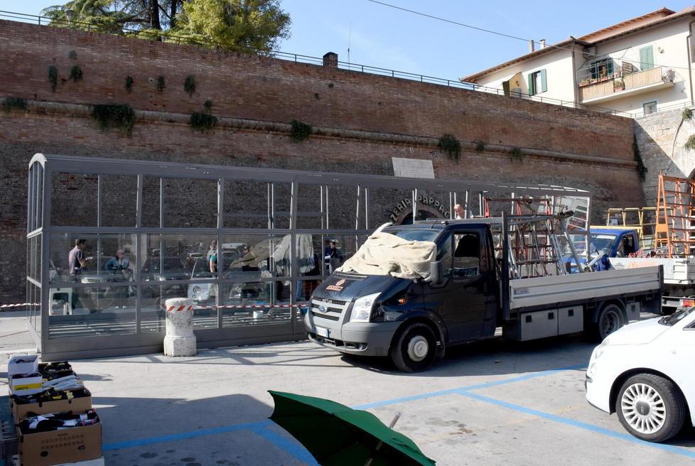 Tra chi tollera e chi boccia il manufatto “spacca” la città