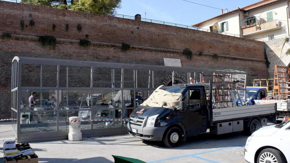 Tra chi tollera e chi boccia il manufatto “spacca” la città