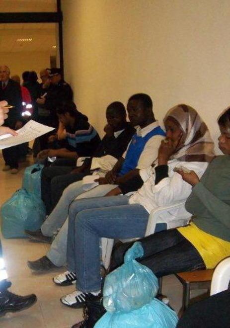 I profughi fanno lavoretti Puliscono strade e aiuole 