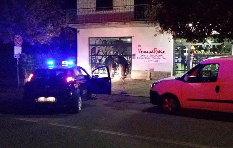 Tentano furto di biciclette Messi in fuga da una vicina
