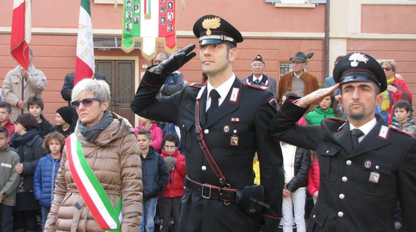Vengono deposte le corone ai monumenti del paese