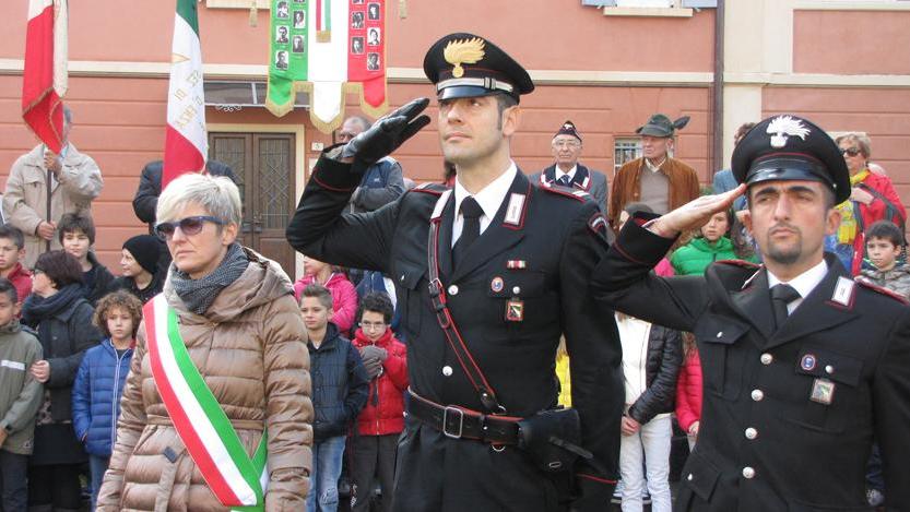 Vengono deposte le corone ai monumenti del paese