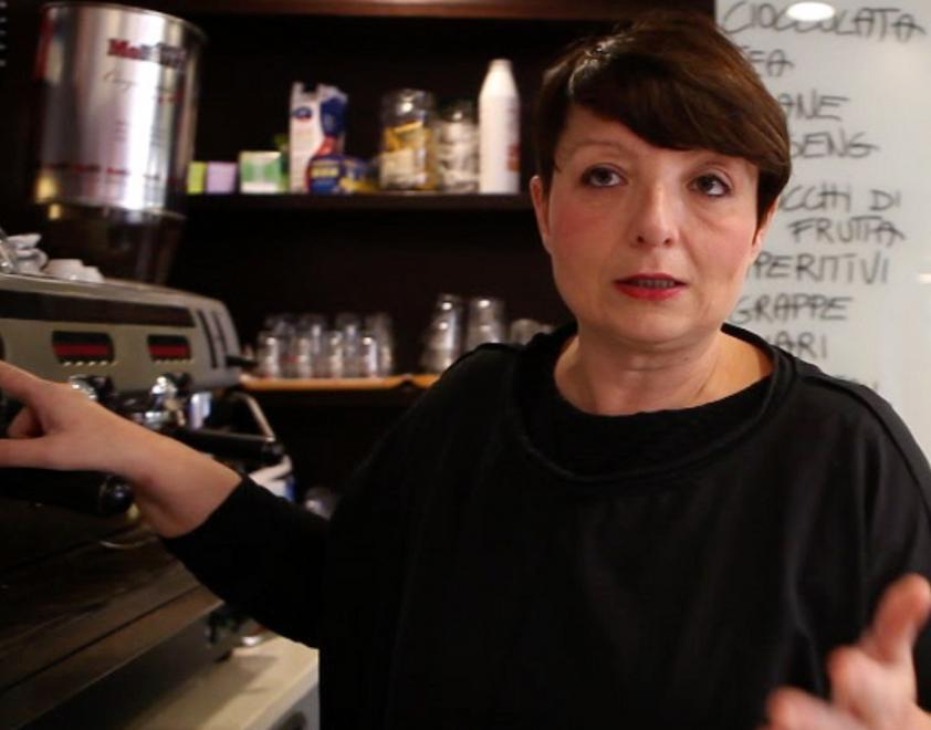Ladri sfondano la vetrina del bar con un sasso 