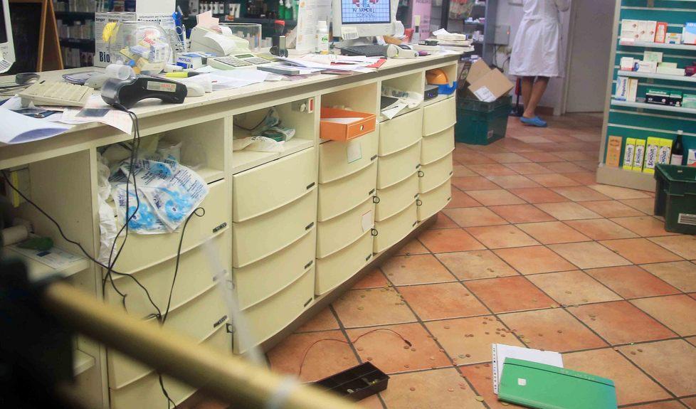 Banditi armati rapinano la farmacia 