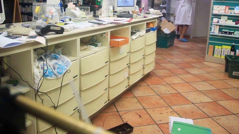 Banditi armati rapinano la farmacia