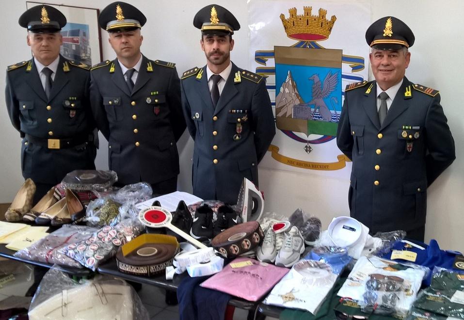 Gli uomini della guardia di finanza di Sassari mostrano la merce «griffata»