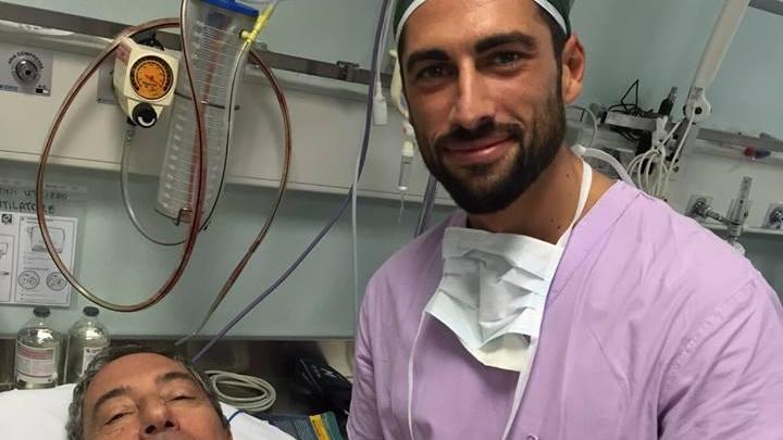 Giovanni Angiolini con Attilio Mastino dopo l'intervento chirurgico