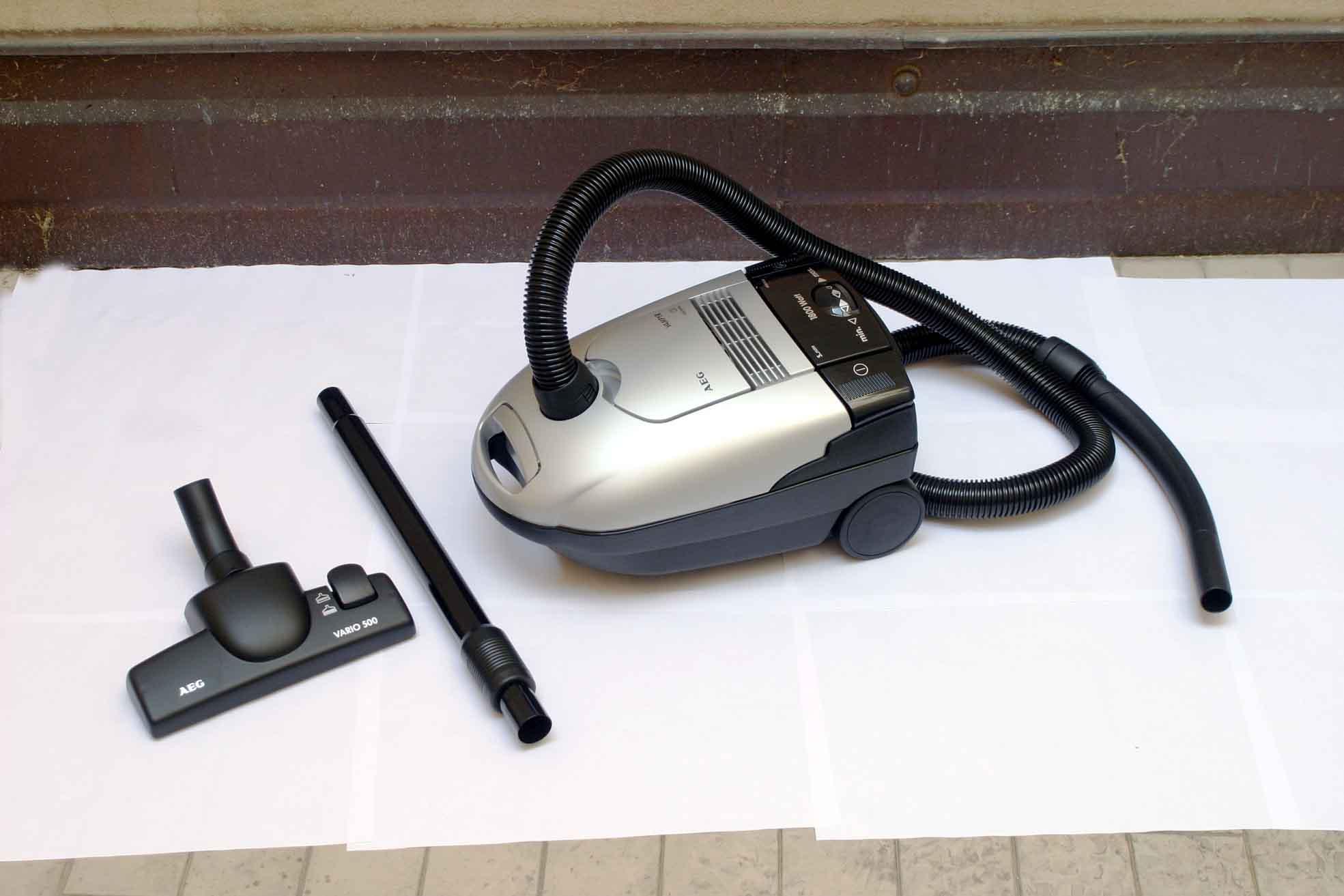 Vende aspirapolveri on-line, prende i soldi e sparisce