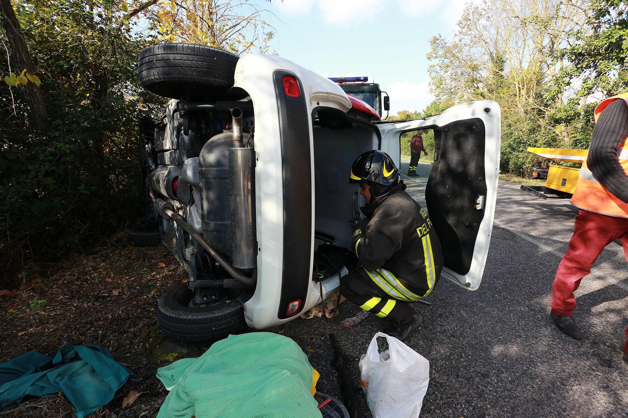 L'auto del cacciatore che si è ribaltata dopo lo scontro frontale (foto Ag. Carlo Sestini)