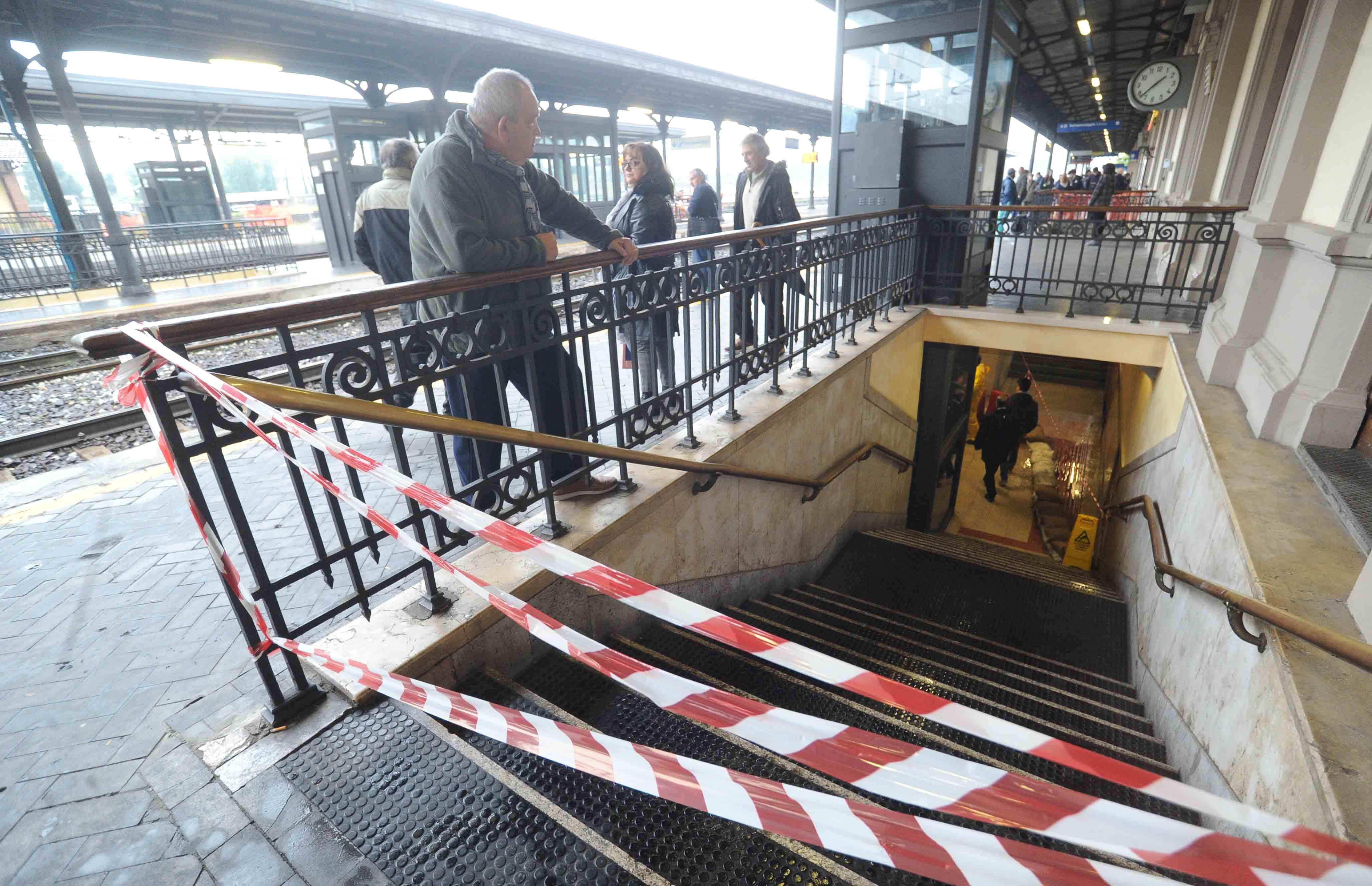 Il sottopasso transennato dopo l'ultimo allagamento (foto Gori)