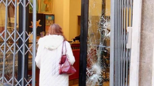 Il bar Casablanca devastato dal branco