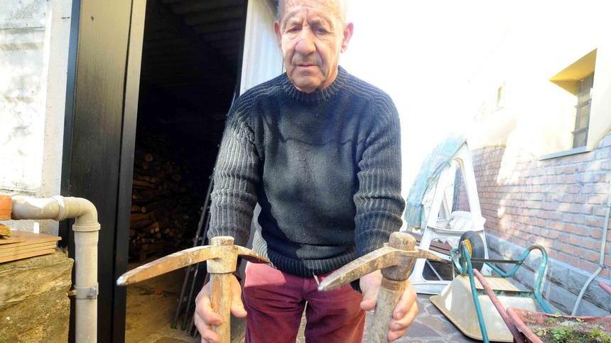 Salvatore Lo Bracco mostra i picconi usati per forzare la cassaforte (foto Lorenzo Gori)