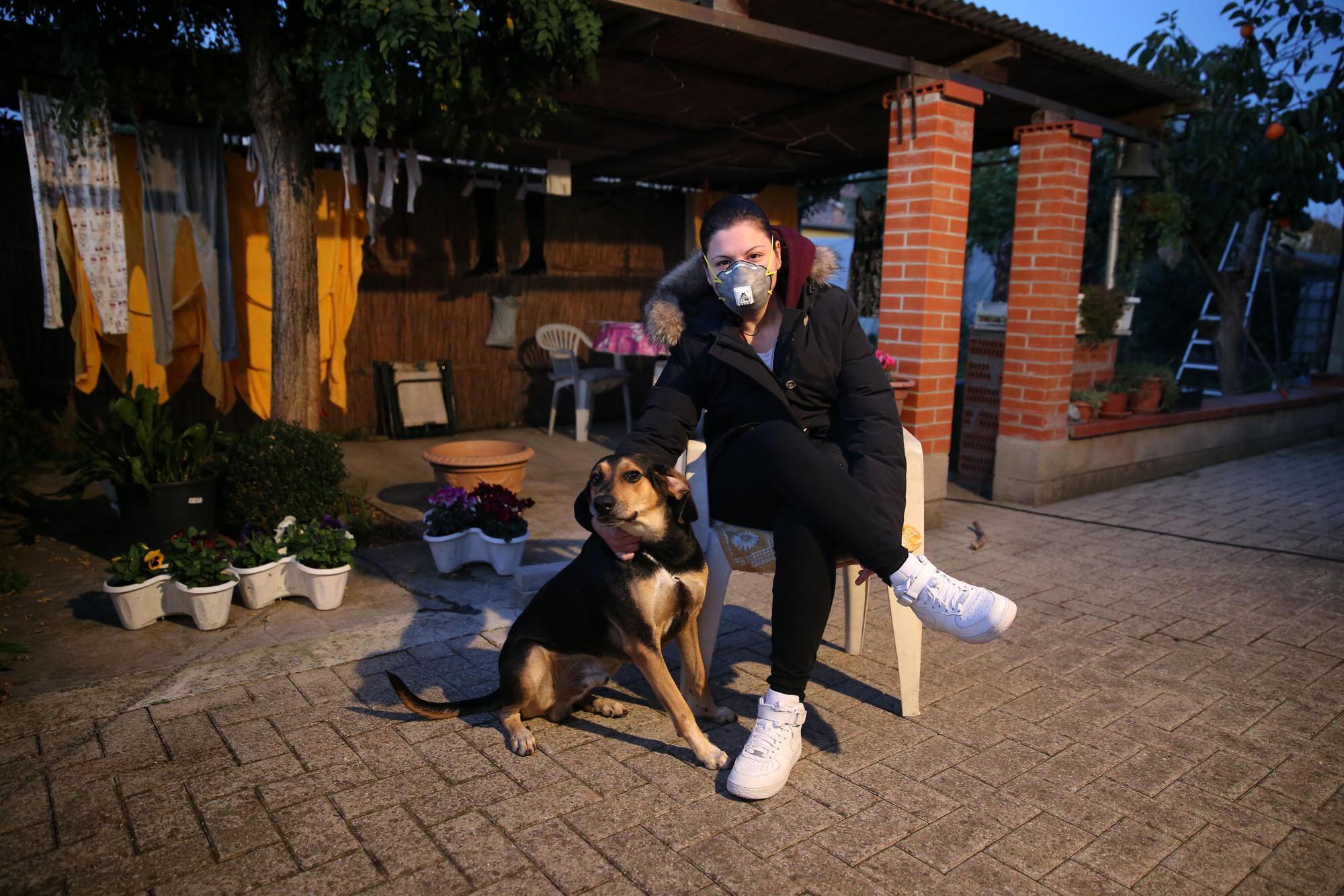 Sara Angemi nella casa dei nonni in campagna, insieme al suo cane (Foto Nucci)