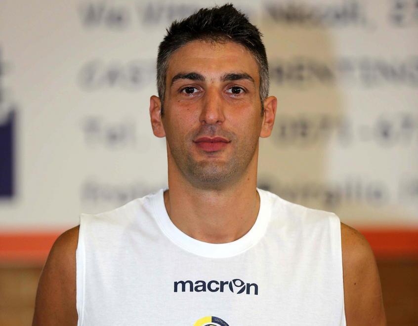 Use, entrambe le squadre alzano bandiera bianca 
