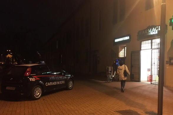 Coltello alla gola del cliente, rapina choc in farmacia 