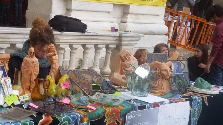 Studenti a caccia di fondi si inventano venditori