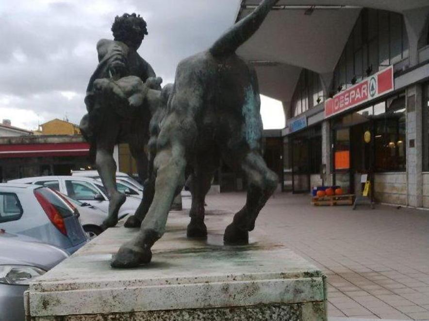 Scultura di Tommasi in stato di abbandono