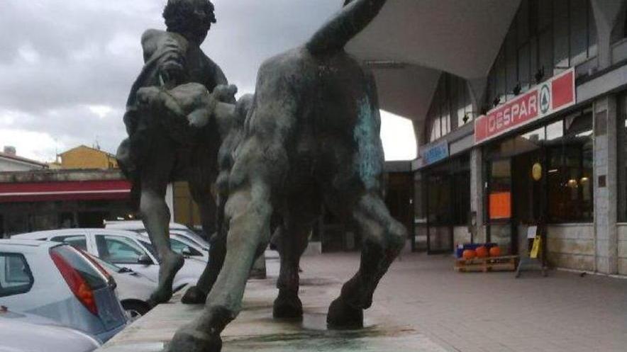 Scultura di Tommasi in stato di abbandono