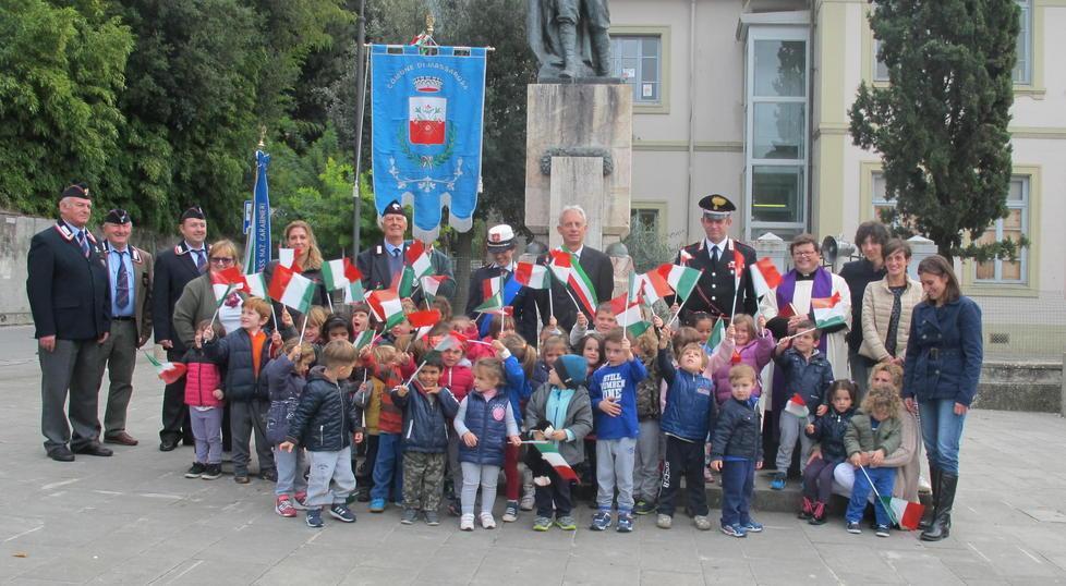 I ragazzi cantano per la festa dell’esercito