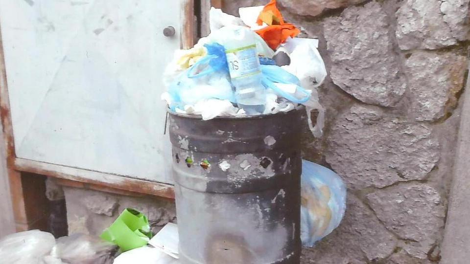 Cestini in centro usati come cassonetti
