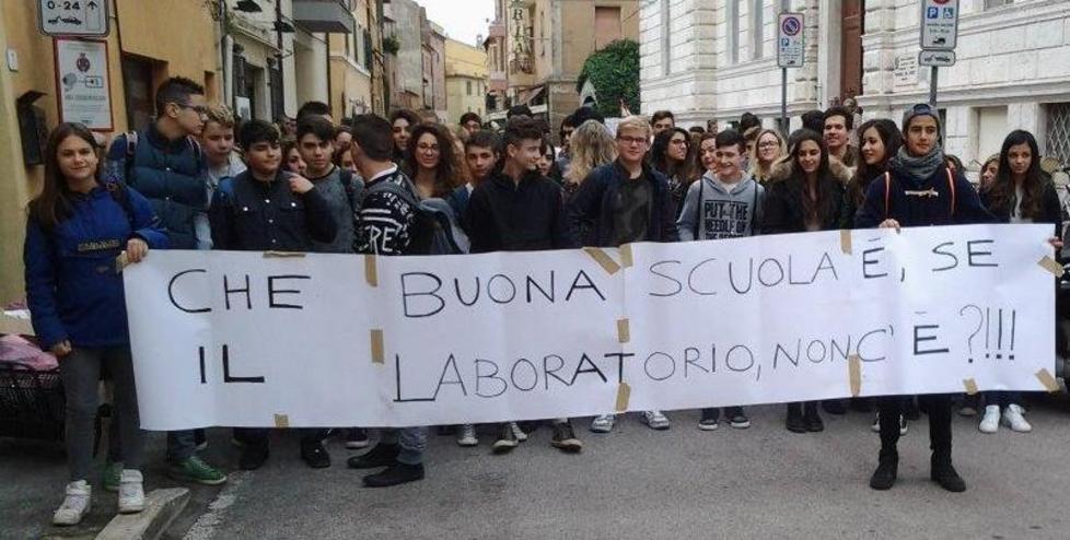 Alberghiero in piazza Il sindaco: «I soldi ci sono» 
