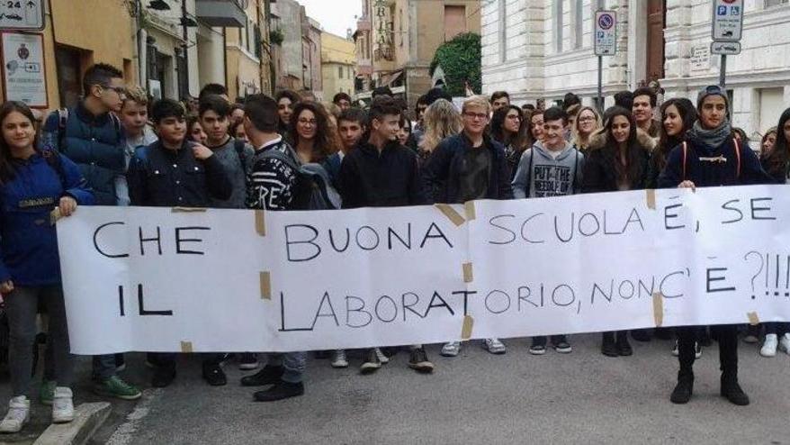 Alberghiero in piazza Il sindaco: «I soldi ci sono»