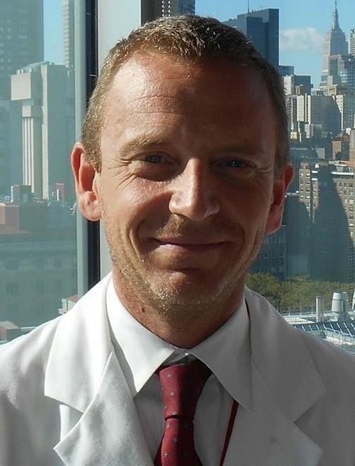 Onorificenza a un medico lucchese 