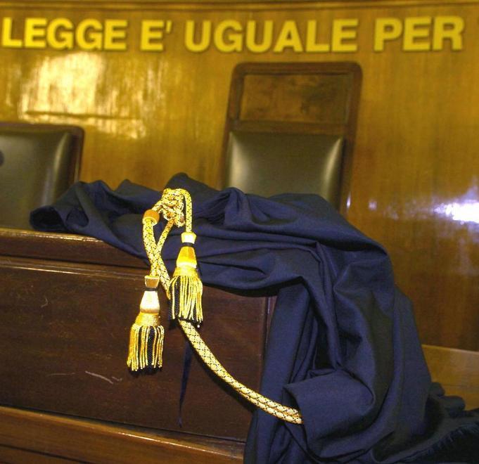 Pensionato palpa il sedere alla vicina e finisce a giudizio 