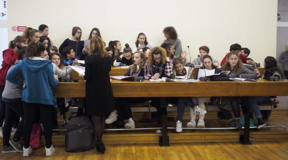 Freddo in aula e la lezione si fa a Palazzo civico 