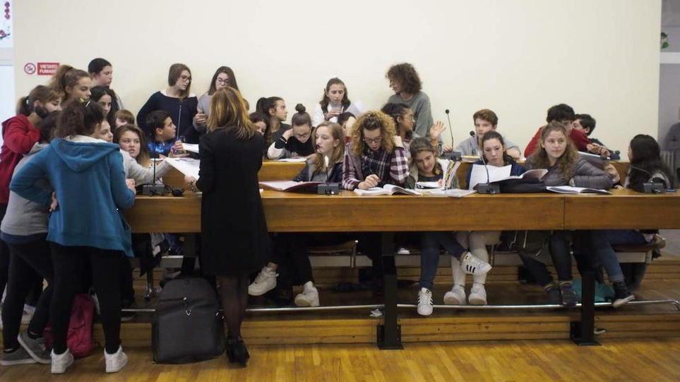Freddo in aula e la lezione si fa a Palazzo civico
