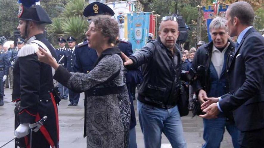 Intona un canto anarchico alla festa delle Forze armate